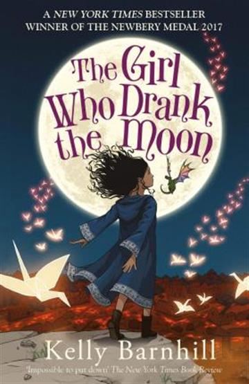 Knjiga Girl Who Drank the Moon autora Kelly Barnhill izdana 2017 kao meki uvez dostupna u Knjižari Znanje.