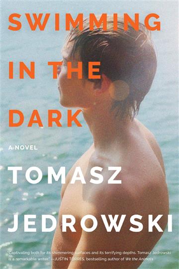 Knjiga Swimming in the Dark autora Tomasz Jedrowski izdana 2020 kao tvrdi uvez dostupna u Knjižari Znanje.
