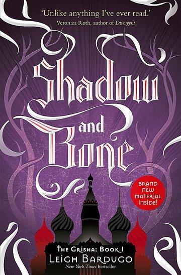 Knjiga The Grisha #1: Shadow and Bone autora Leigh Bardugo izdana 2014 kao meki uvez dostupna u Knjižari Znanje.