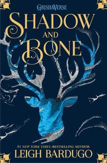 Knjiga Shadow and Bone autora Leigh Bardugo izdana 2012 kao tvrdi uvez dostupna u Knjižari Znanje.