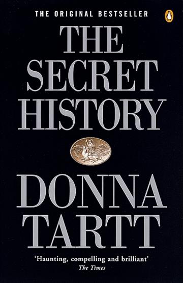 Knjiga Secret History autora Donna Tartt izdana 1995 kao meki uvez dostupna u Knjižari Znanje.