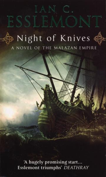 Knjiga Malazan Empire #01: Night of Knives autora Ian C. Esslemont izdana 2011 kao meki uvez dostupna u Knjižari Znanje.