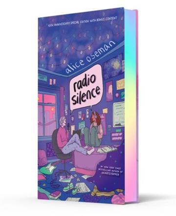 Knjiga Radio Silence, 10th Ann. Ed. autora Alice Oseman izdana 2026 kao tvrdi uvez dostupna u Knjižari Znanje.