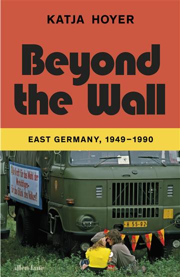 Knjiga Beyond the Wall autora Katja Hoyer izdana 2023 kao meki uvez dostupna u Knjižari Znanje.