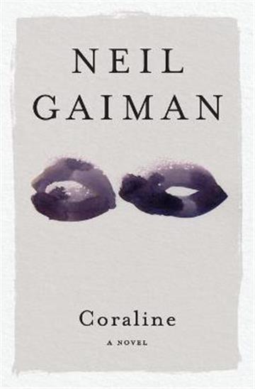 Knjiga Coraline autora Neil Gaiman izdana 2021 kao meki uvez dostupna u Knjižari Znanje.