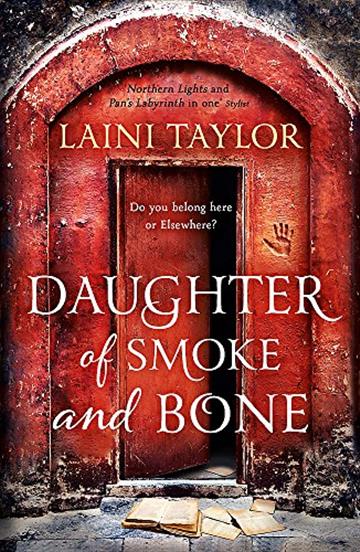 Knjiga Daughter of Smoke and Bone autora Laini Taylor izdana 2014 kao meki uvez dostupna u Knjižari Znanje.