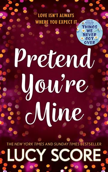 Knjiga Pretend You're Mine autora Lucy Score izdana 2023 kao meki  uvez dostupna u Knjižari Znanje.